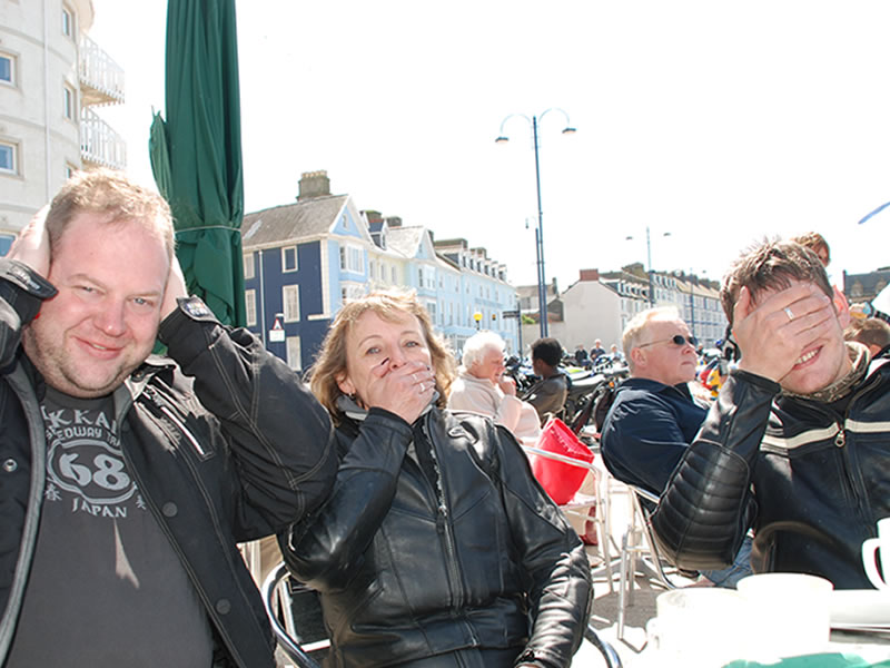 3 wise monkeys...